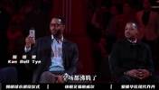 这是姚明球衣退役时的一幕，当弗朗西斯正装出现时，全场沸腾！